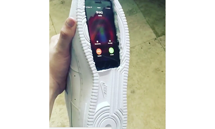 John Geiger 用 Nike Air Force 1 做了一款 iPhone 手机壳