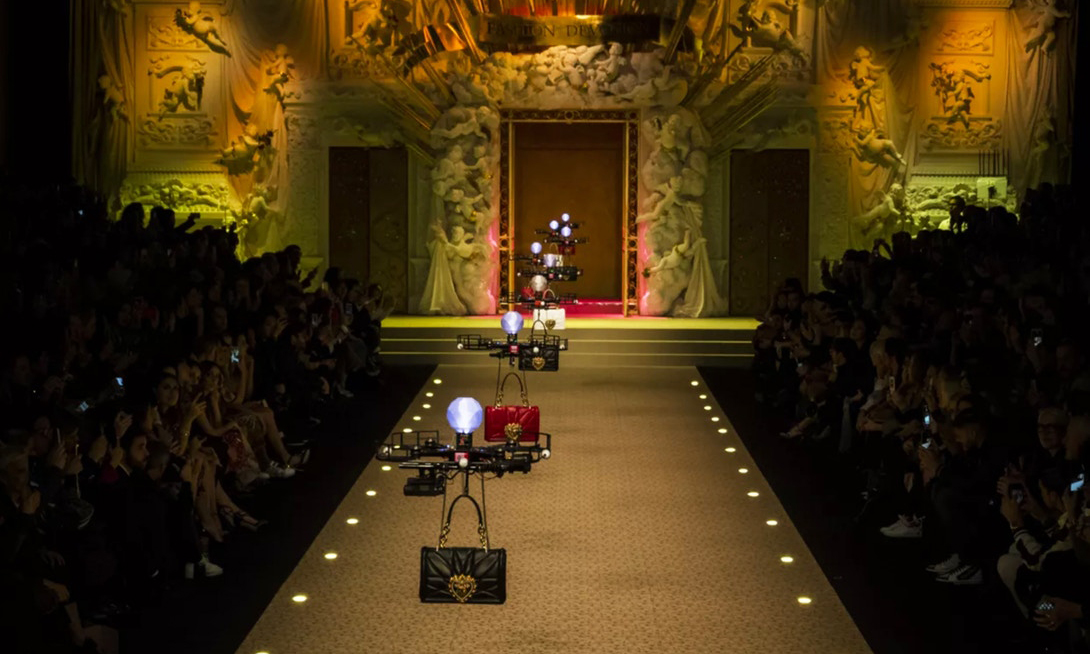 Dolce & Gabbana 2018 秋冬大秀的模特竟是无人机
