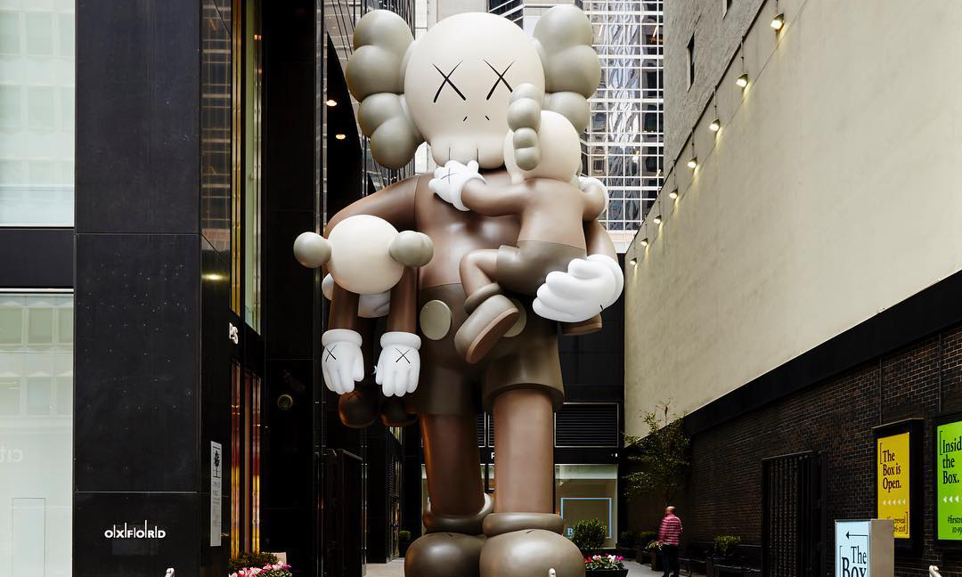 KAWS “CLEAN SLATE” 7 米巨型雕塑即将于 Phillips 拍卖会亮相