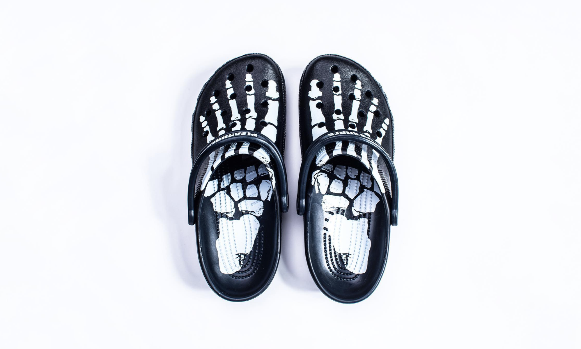 这双 “骨架” 版 PLEASURES x Crocs “洞洞鞋” 要发售了
