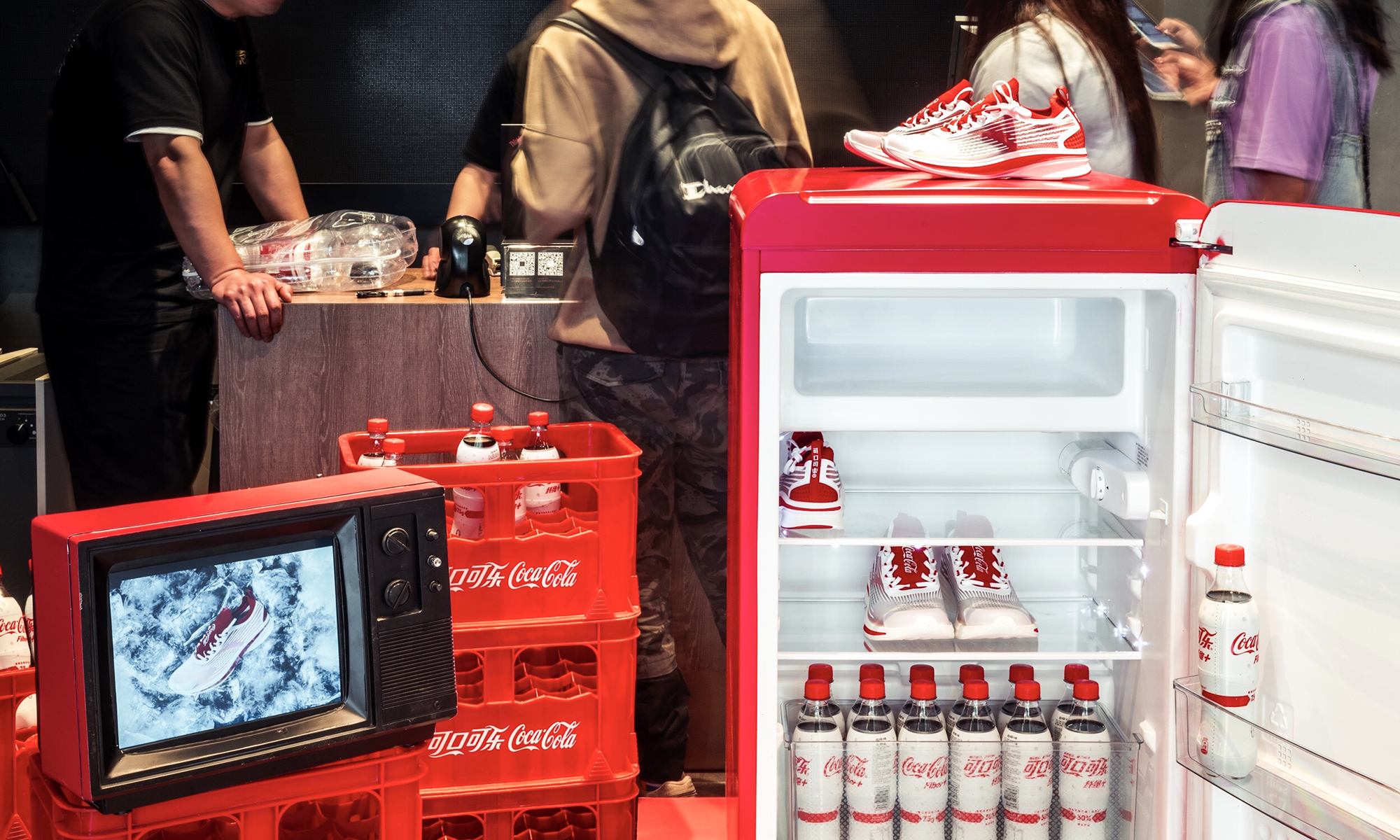 安踏与可口可乐合作，推出联名款氢跑鞋