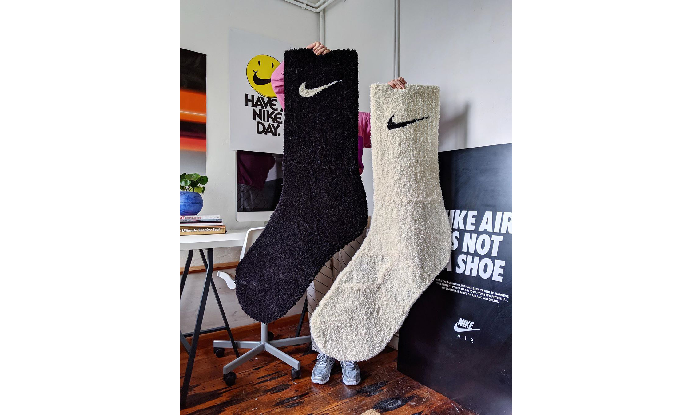miniswoosh 推出超大号 Nike 长袜地毯