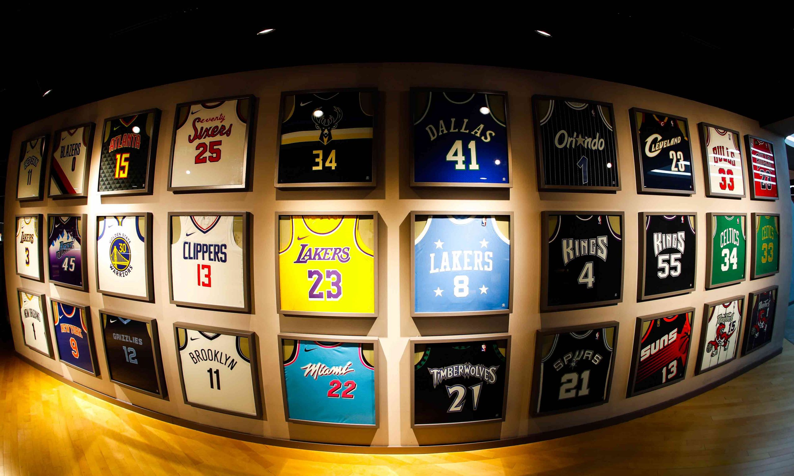 NBA球星布克闪耀赛场以精准投篮和关键得分引领球队前进