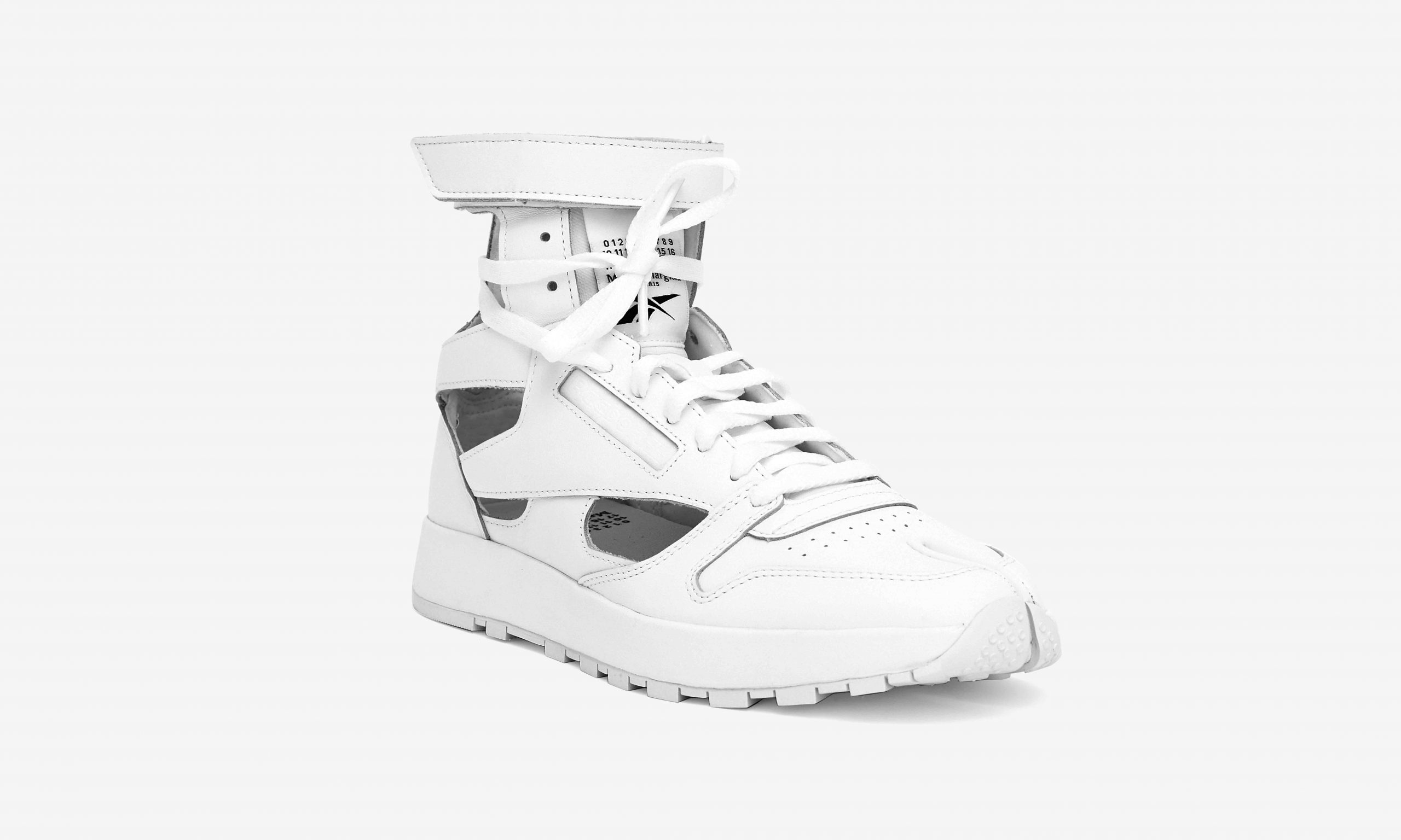 Reebok 与 Maison Margiela 发布 Classic Leather Tabi High 联名运动鞋