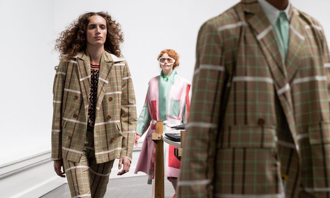 北欧设计师品牌也正预告着 2022 年的时装趋势？