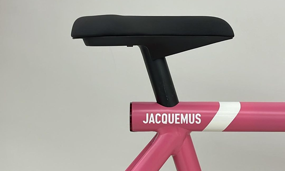 JACQUEMUS 与 VanMoof 合力打造电动自行车