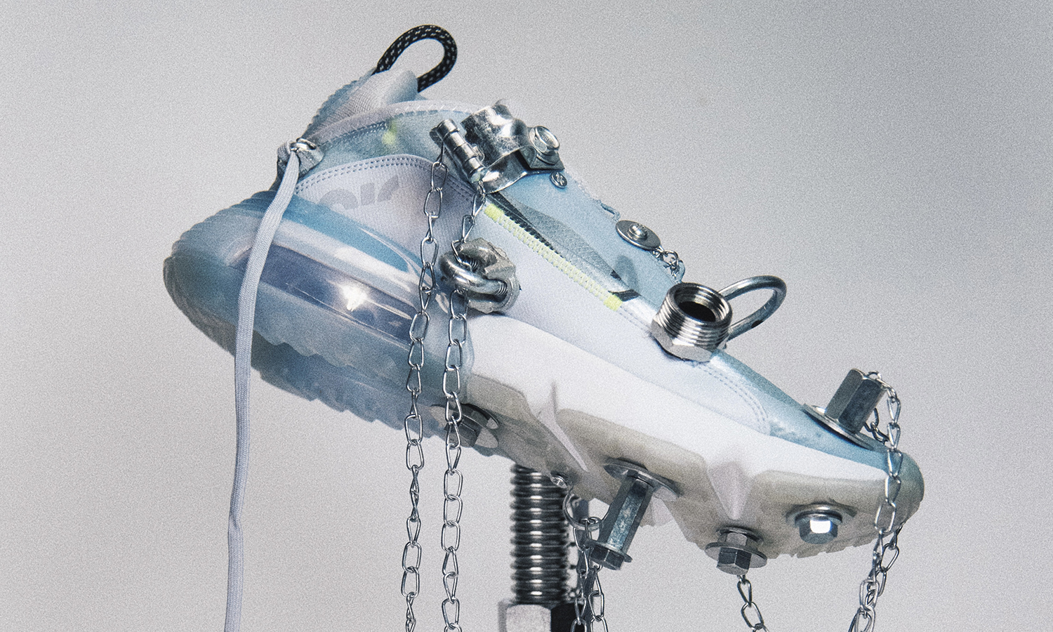 青年艺术家薛熳打造《SNEAKER LIGHT》Air Max Day 球鞋灯具系列