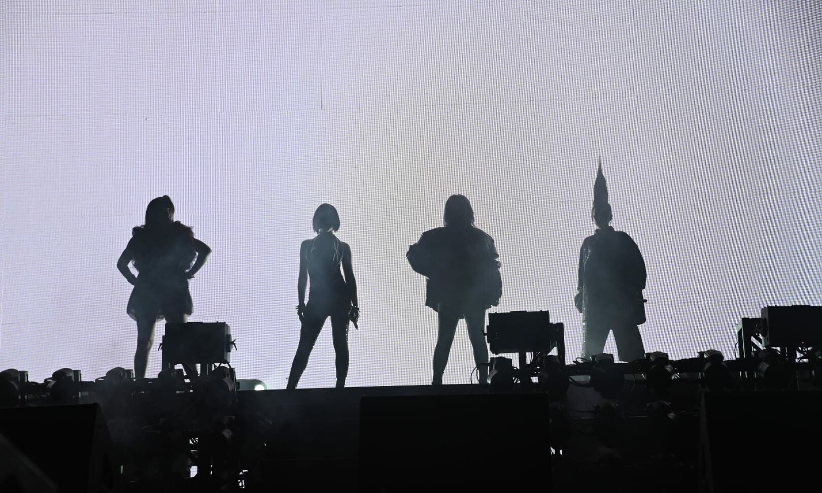 时代的眼泪！2NE1 时隔七年合体亮相 Coachella