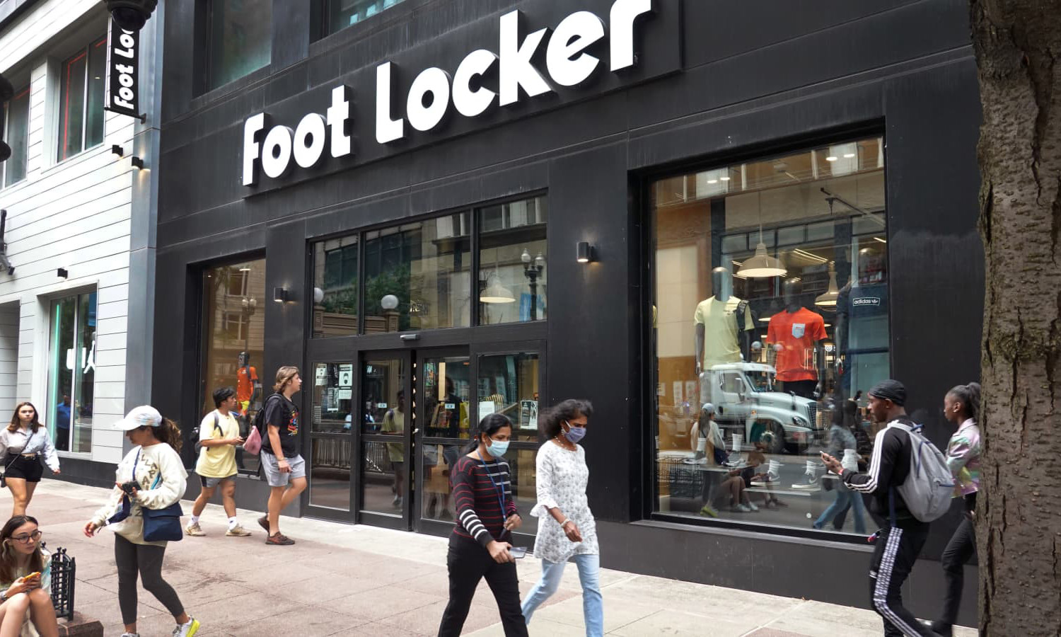 运动鞋经销商巨头 Foot Locker 宣布全面下架 YEEZY 鞋款