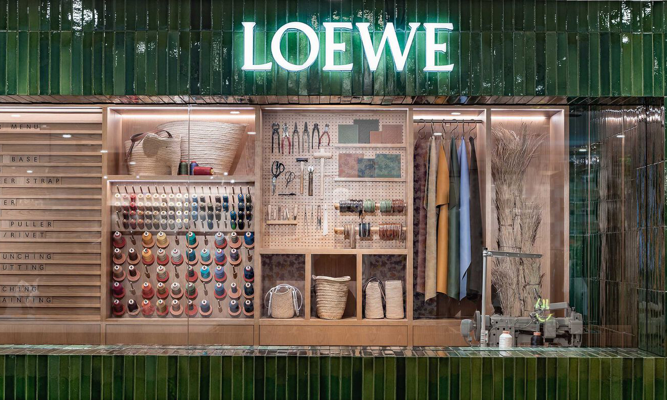 LOEWE 开设首家官方皮具维修店