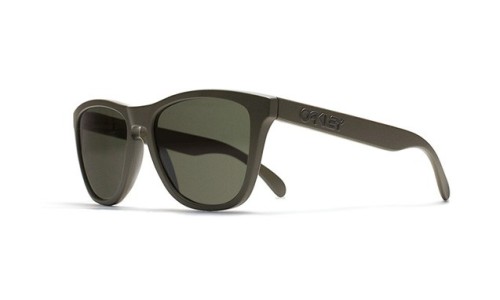 the POOL aoyama x Oakley Frogskins Matte Moss 军绿主题配色