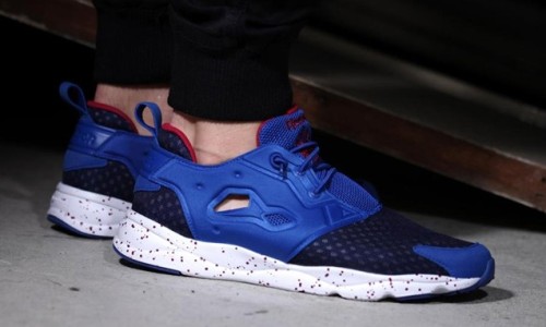 Reebok 推出全新改良设计 Furylite 鞋款