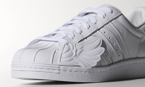 纯白翅膀配以经典贝壳，Jeremy Scott x adidas Originals 