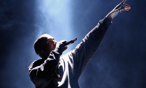 “Call me DOCTOR”，Kanye West 即将被授予艺术博士学位