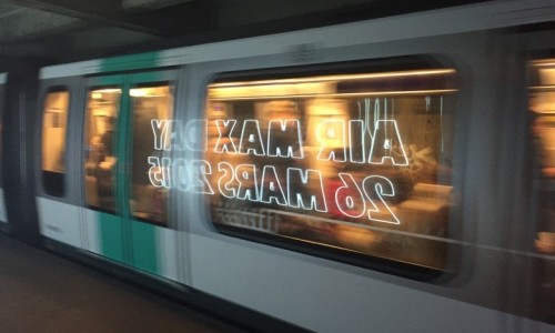 迎接即将到来的「Air Max Day」，巴黎地铁站安装艺术装置