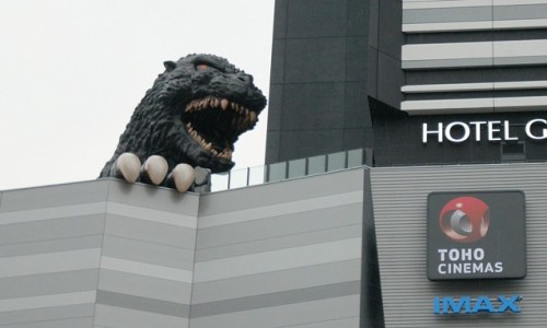 担当新宿观光特使，哥斯拉 1 : 1 头部雕塑落成揭幕