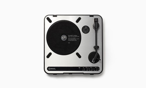 the POOL aoyama x ION Audio 便携式唱机