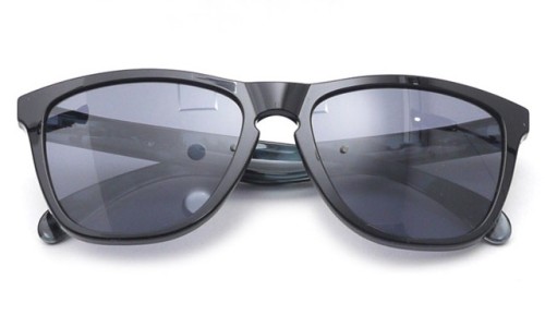 the POOL aoyama x Oakley Frogskins「MELANISM」联名太阳眼镜