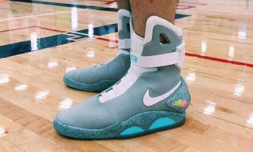 就是任性！你见过穿 Nike Air Mag 打球的男人吗？