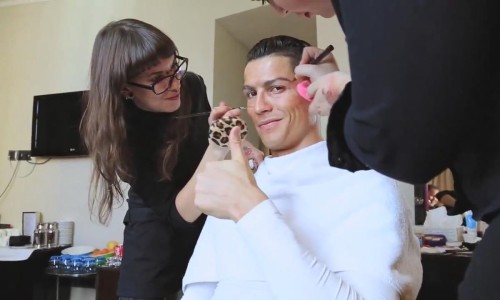 又来 “调戏” 路人，Cristiano Ronaldo 马德里街头大秀球技
