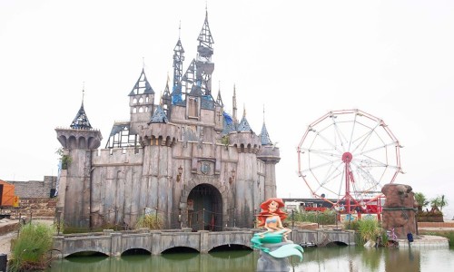 迪士尼童话破灭，英国涂鸦艺术家 Banksy 打造 Dismaland 主题乐园