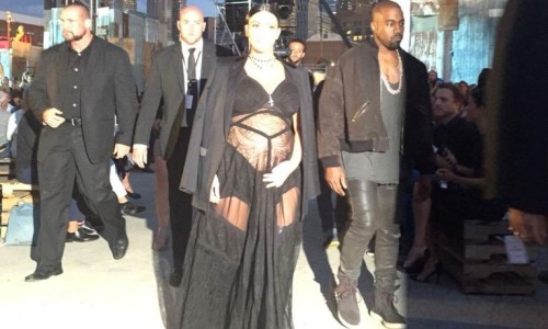 到底还有多少配色？Kanye West 亲着黑色 Yeezy 750 Boost 亮相纽约时装周