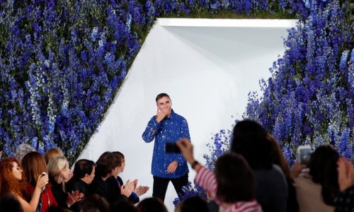 Raf Simons：让人们不需要 Lady Dior 手袋，就能辨识谁是 Dior Lady