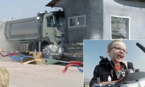 来看看一个四岁女孩是如何疯狂驾驶 Volvo 大货车的