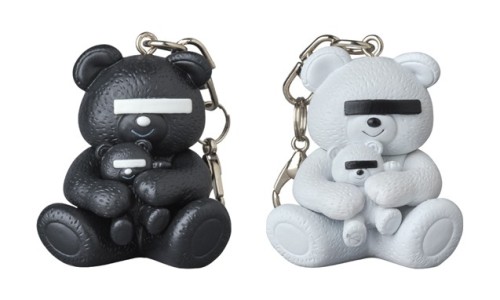 MEDICOM TOY x UNDERCOVER 推出遮眼熊钥匙扣