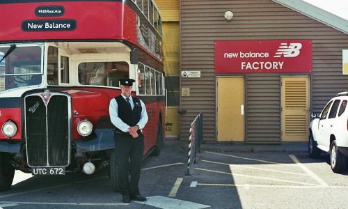 35mm 镜头下的，New Balance 英国 Flimby 工厂