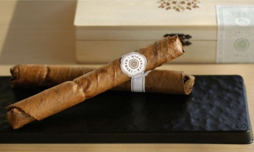 HIGASHIYA 创意推出雪茄造型日式菓子
