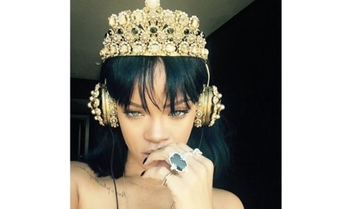 新专宣传到位，听说《ANTi》与 Dolce & Gabana 耳机更配哦