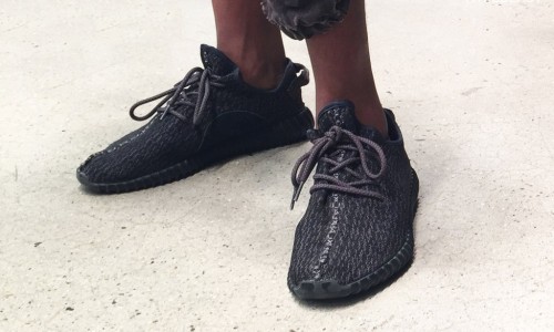 新版 Yeezy Boost 350 “Pirate Black” 细节区别浏览