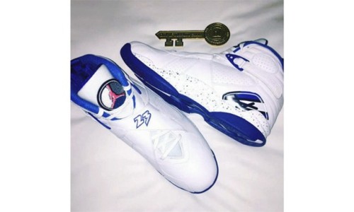 风头正劲，Drake 释出全新 Air Jordan 8 x OVO 鞋款