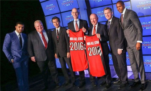 Drake 正式成为 Toronto Raptors 形象大使