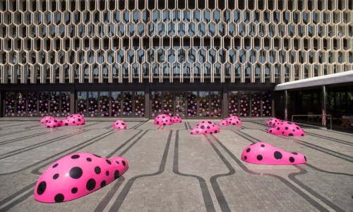 草间弥生现身夏威夷，展示全新 “Footprints of Life” 主题装置艺术