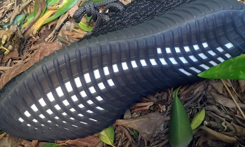 舒适着用保证？疑似 Yeezy Boost 550 鞋底谍照流出
