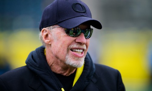 传奇光荣隐退，Phil Knight 即将于 6 月卸任 Nike 主席