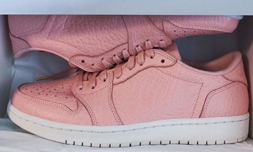 还没从抹去 Swoosh 的改变中反应过来，粉色 Air Jordan 1 Low “Swooshless”  再次曝光