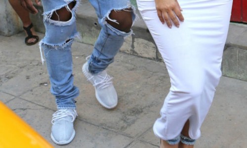 Kanye West 示范纯白 Yeezy Boost 350 现身古巴