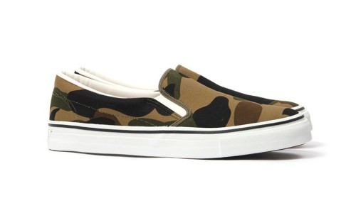 A BATHING APE® 推出全新 “1ST CAMO” 运动鞋