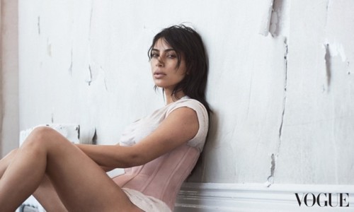  难得素雅，Kim Kardashian 身着 Yeezy Season 3 全新设计登上澳洲版 《VOGUE》 封面