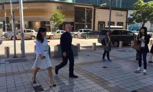 乘坐滴滴出租车，苹果 CEO 库克第八次访华与中国开发者代表座谈