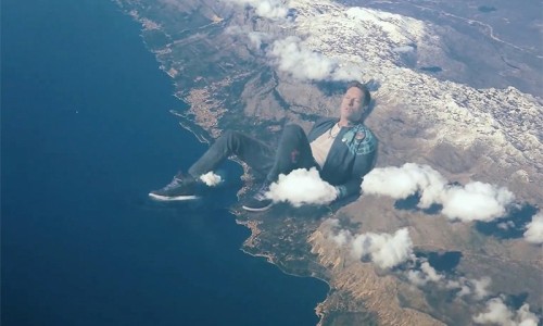 Coldplay 释出第三只单曲 MV 《Up&Up》