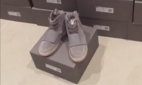 Kim Kardashian 亲自展示即将发售的 Yeezy Boost 750 给你看