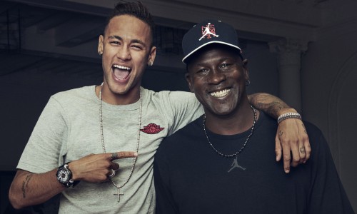 除了限定 Air Jordan V 外，NJR x JORDAN 联名还有第一双带飞人 Logo 的足球鞋