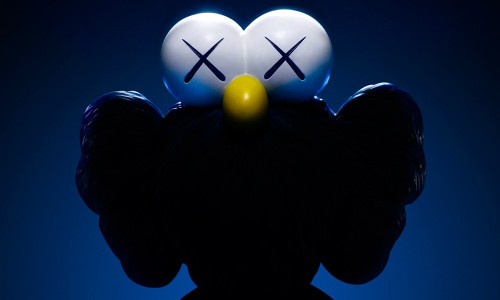 KAWS 又来曼谷办展了，还带来一个从未见过的雕塑形象
