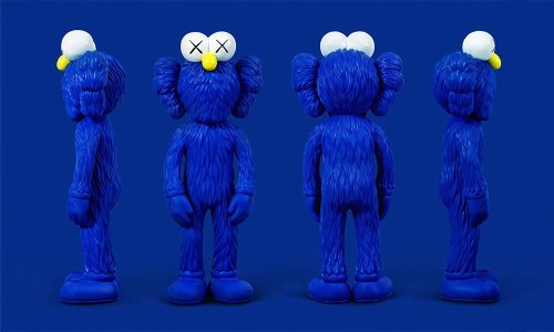 KAWS 新雕塑 “BFF” 曝光，更让人惊喜的是本次的独占纪念系列