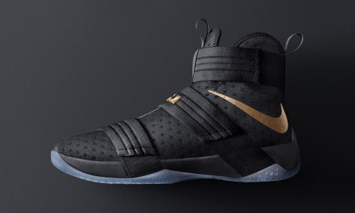 勒布朗的冠军战靴即将加入 NIKEiD