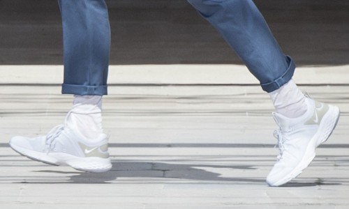 Kim Jones 穿着他与 NikeLab 合作的鞋款上了 LV 的秀